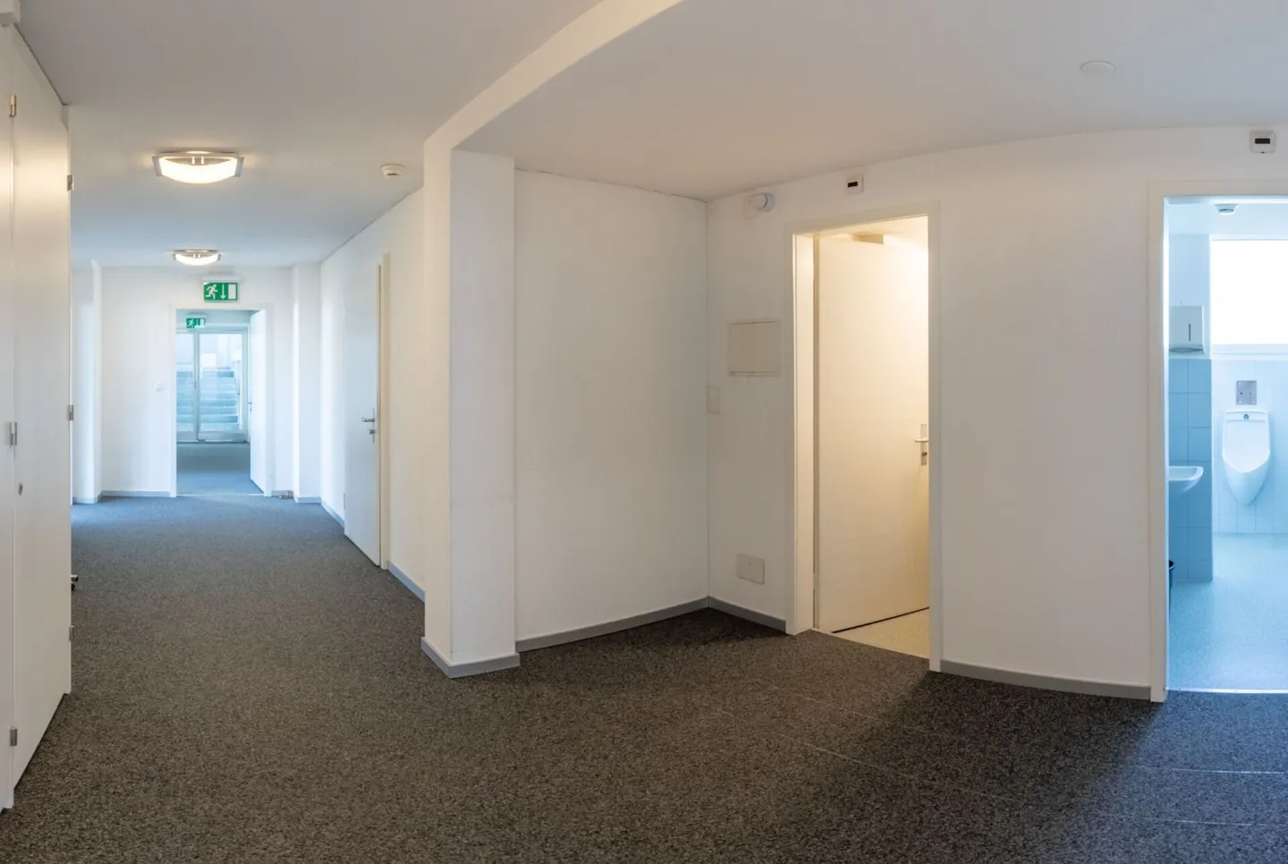 Attractive office spaces for rent in a central location - Photo 3 of 11
