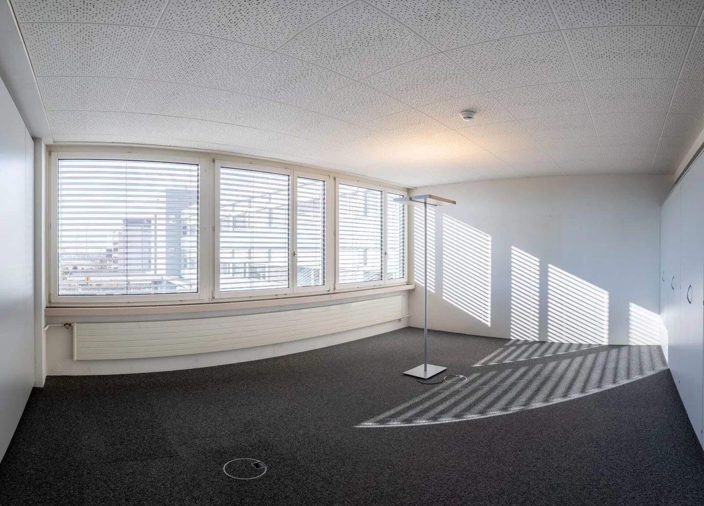 Attractive office spaces for rent in a central location - Photo 10 of 11