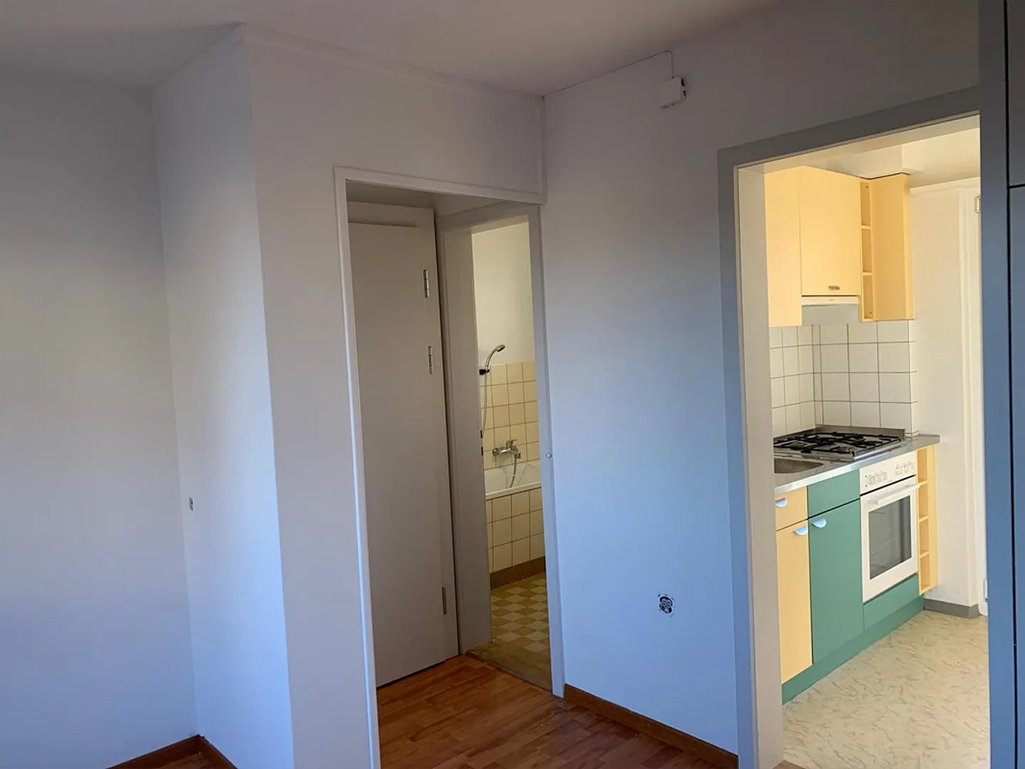 Carino, piccolo appartamento di 3 stanze - Foto 1 di 9