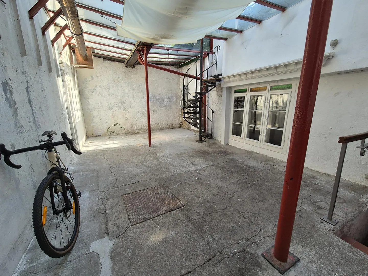 Atelier de plus de 105 m² – quatre pièces – utilisation polyvalente - Photo 2 sur 6