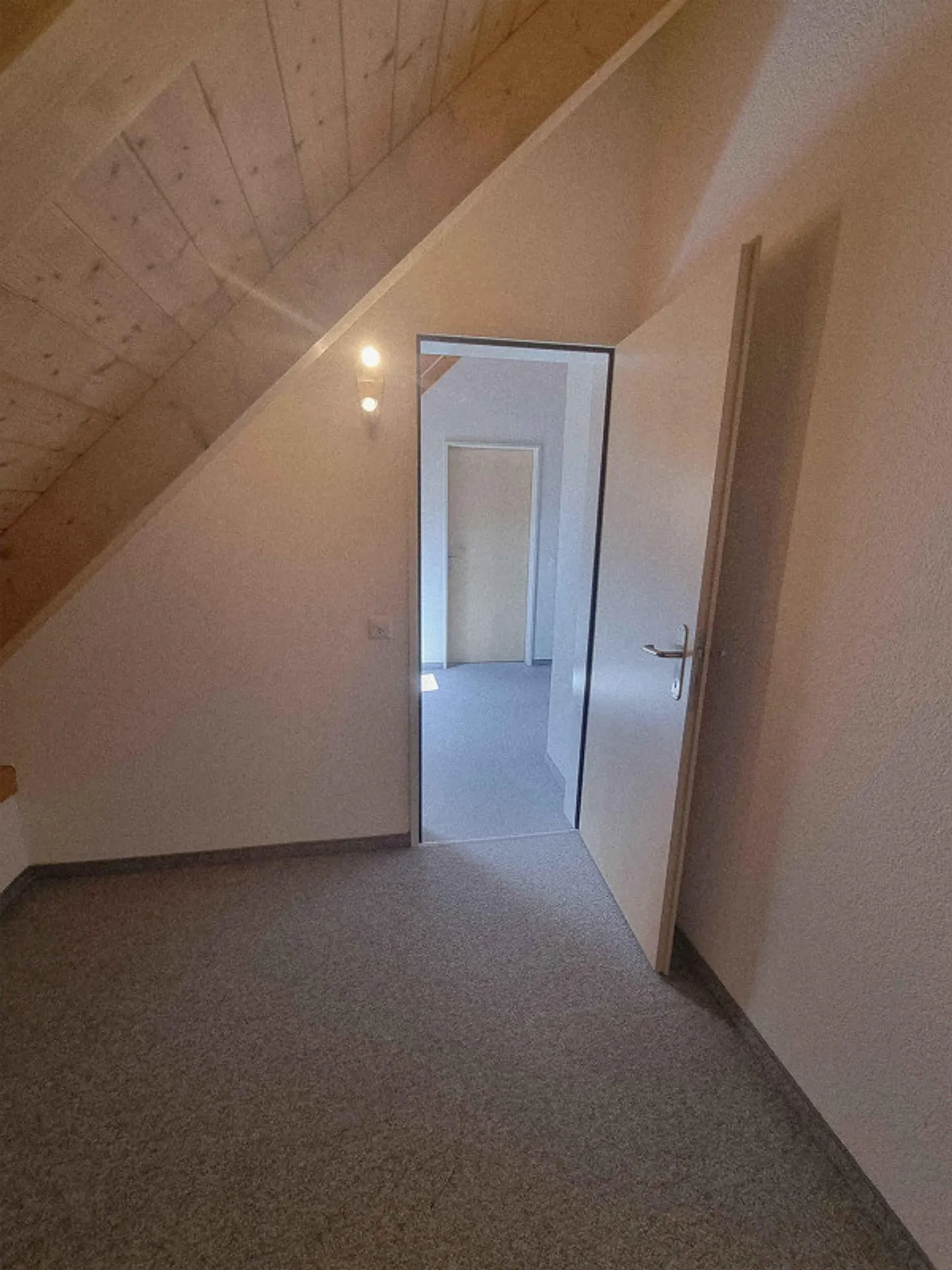 Familienfreundliche 5.5-Zimmer-Wohnung mit 150 m² in Weiach - Foto 1 von 11