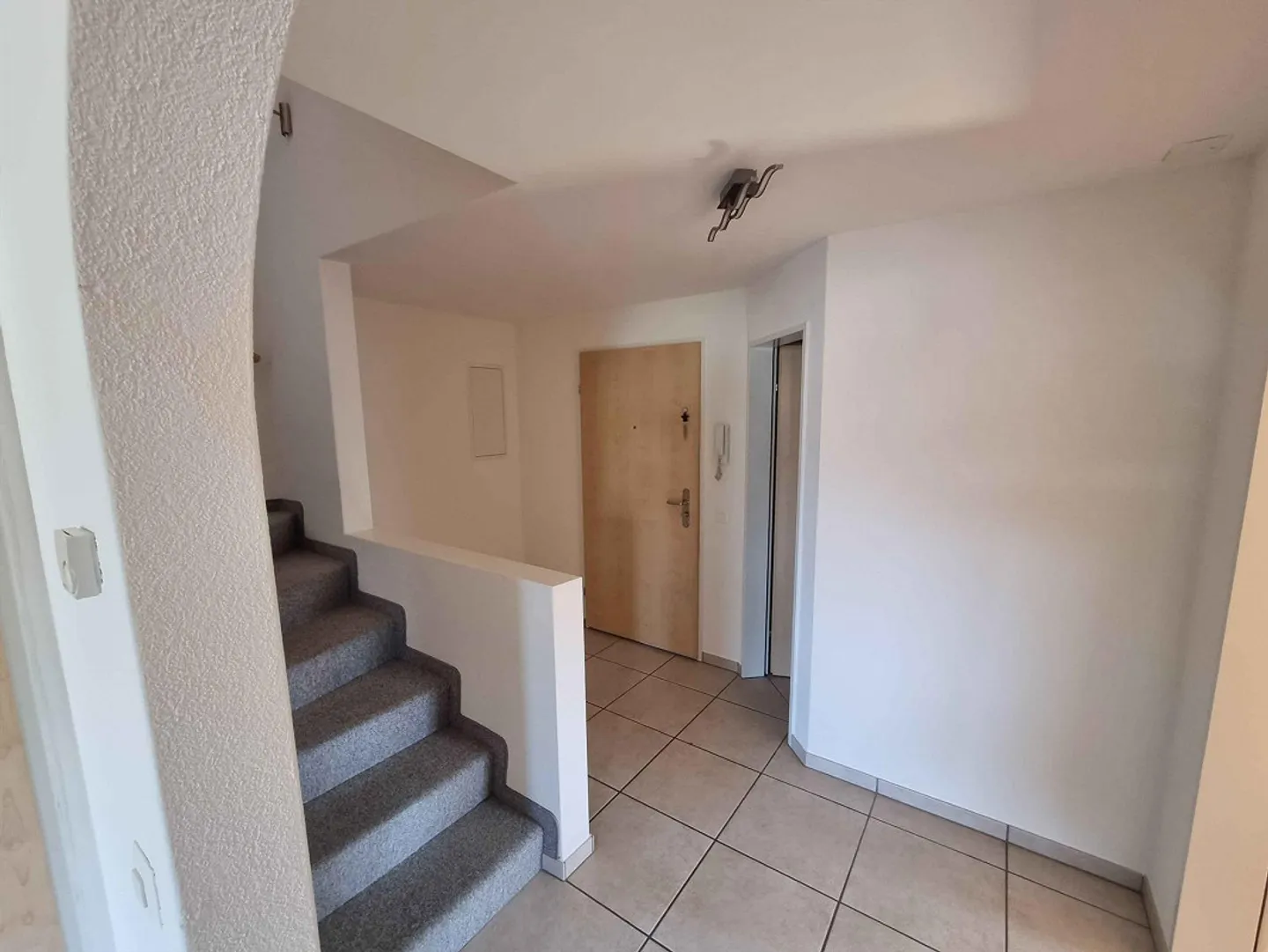 Familienfreundliche 5.5-Zimmer-Wohnung mit 150 m² in Weiach - Foto 2 von 11