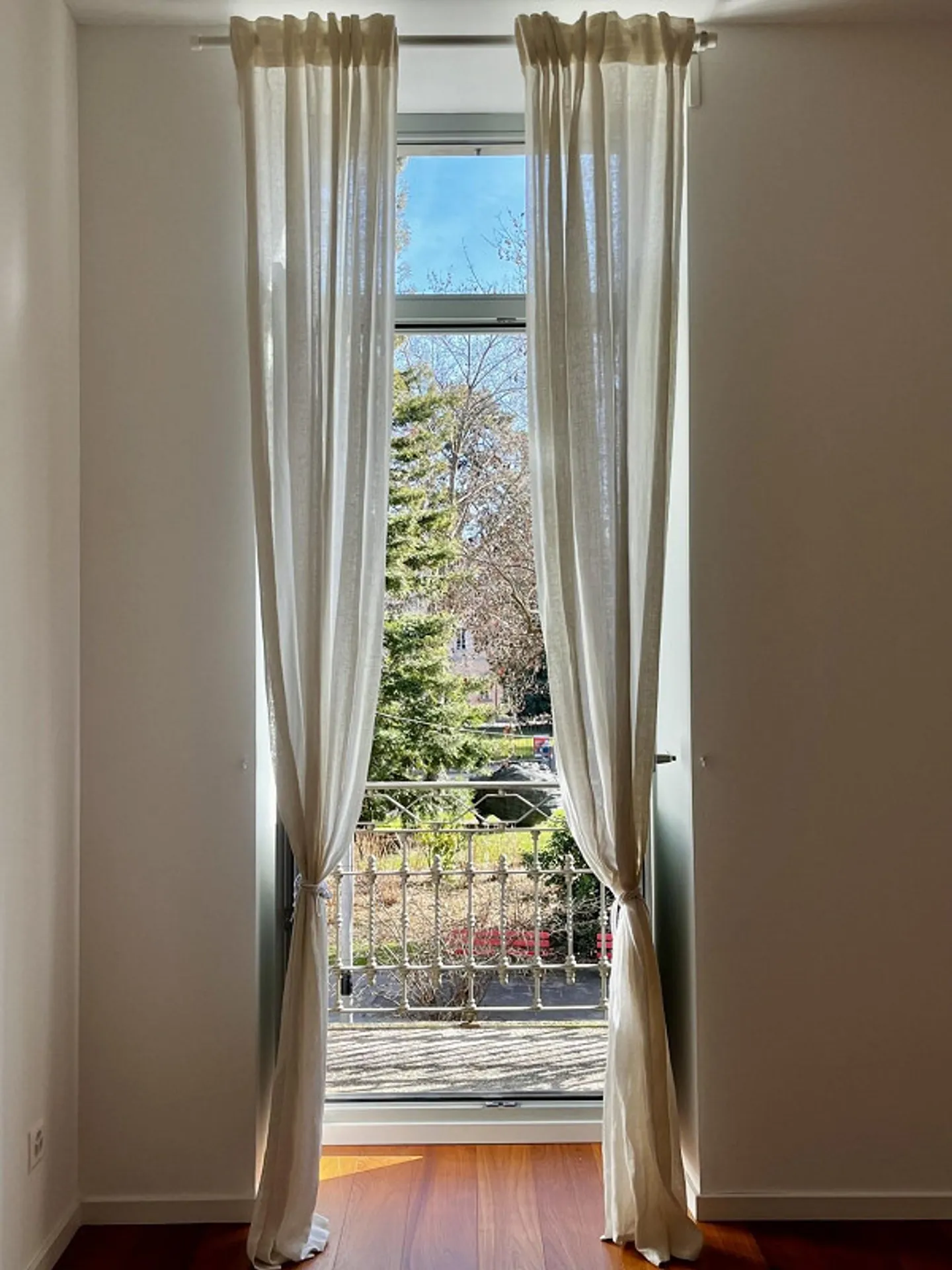 LUGANO - FOR SALE SPACIOUS AND EXCLUSIVE 2.5 ROOMS - Photo 5 of 11