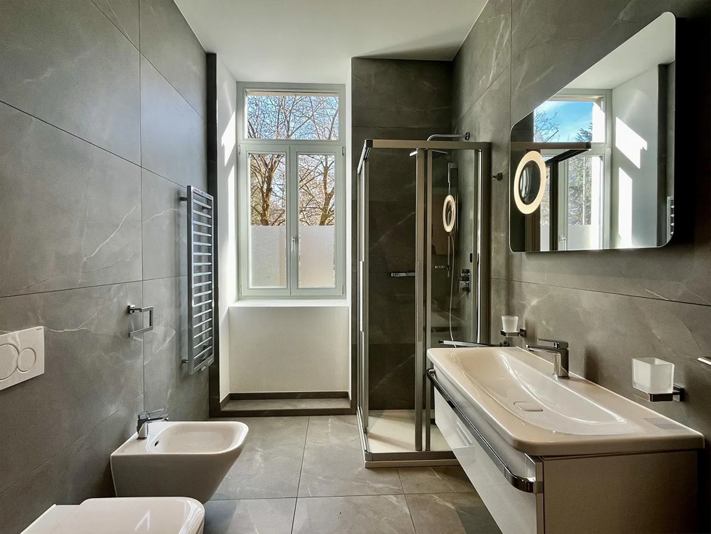 LUGANO - FOR SALE SPACIOUS AND EXCLUSIVE 2.5 ROOMS - Photo 6 of 11