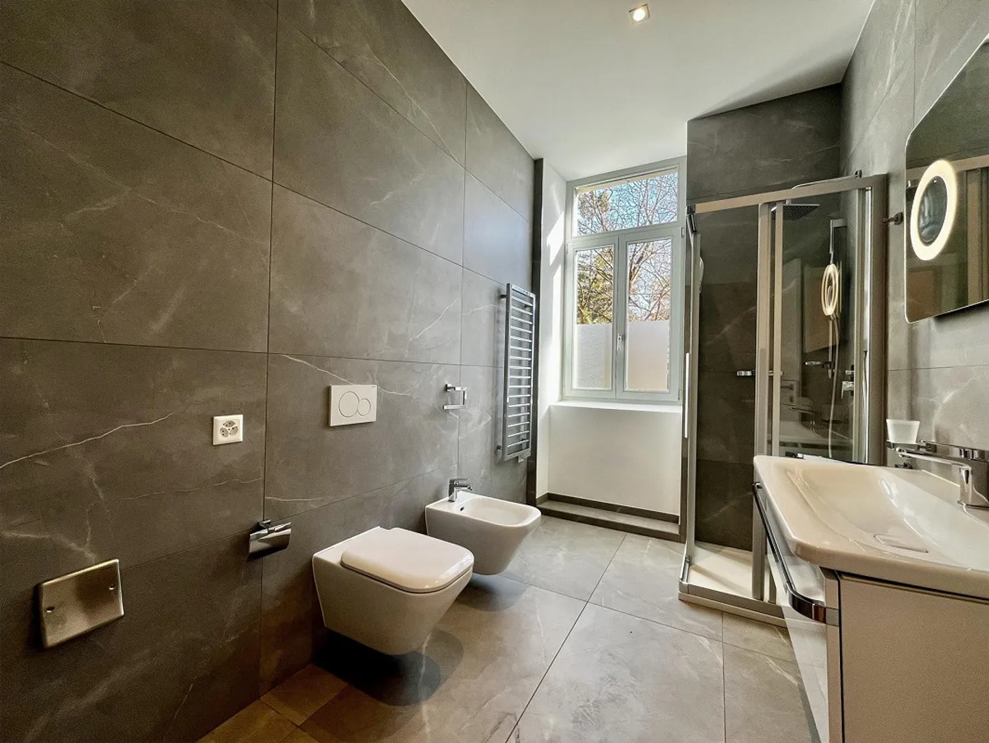 LUGANO - FOR SALE SPACIOUS AND EXCLUSIVE 2.5 ROOMS - Photo 7 of 11