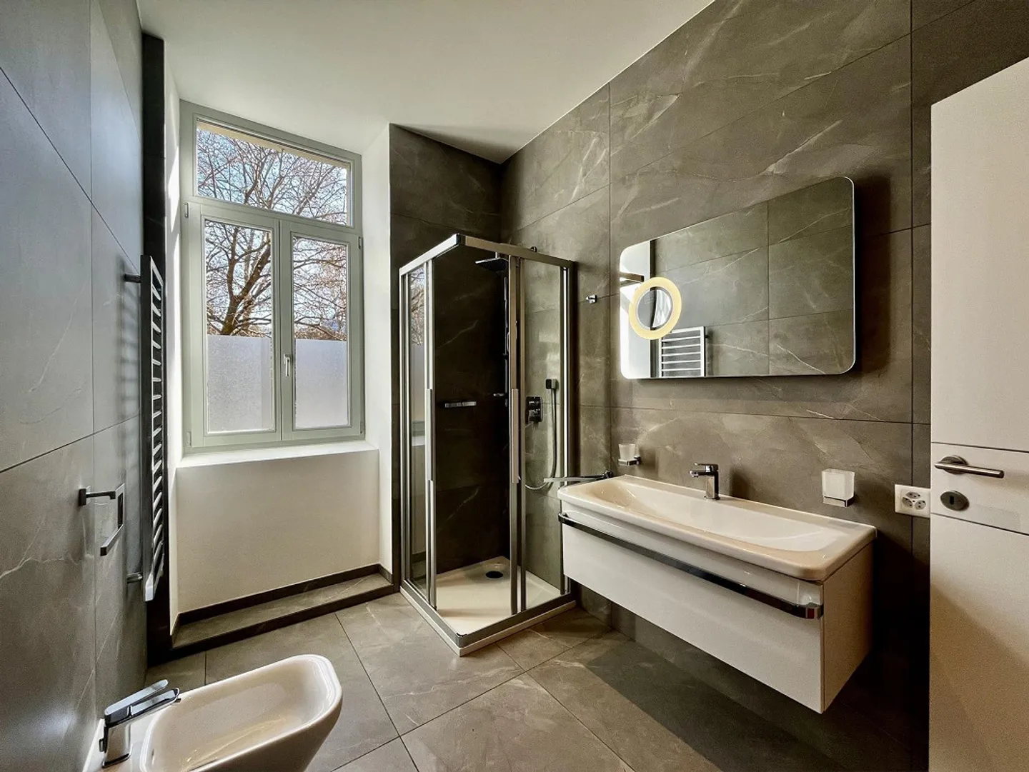 LUGANO - FOR SALE SPACIOUS AND EXCLUSIVE 2.5 ROOMS - Photo 8 of 11