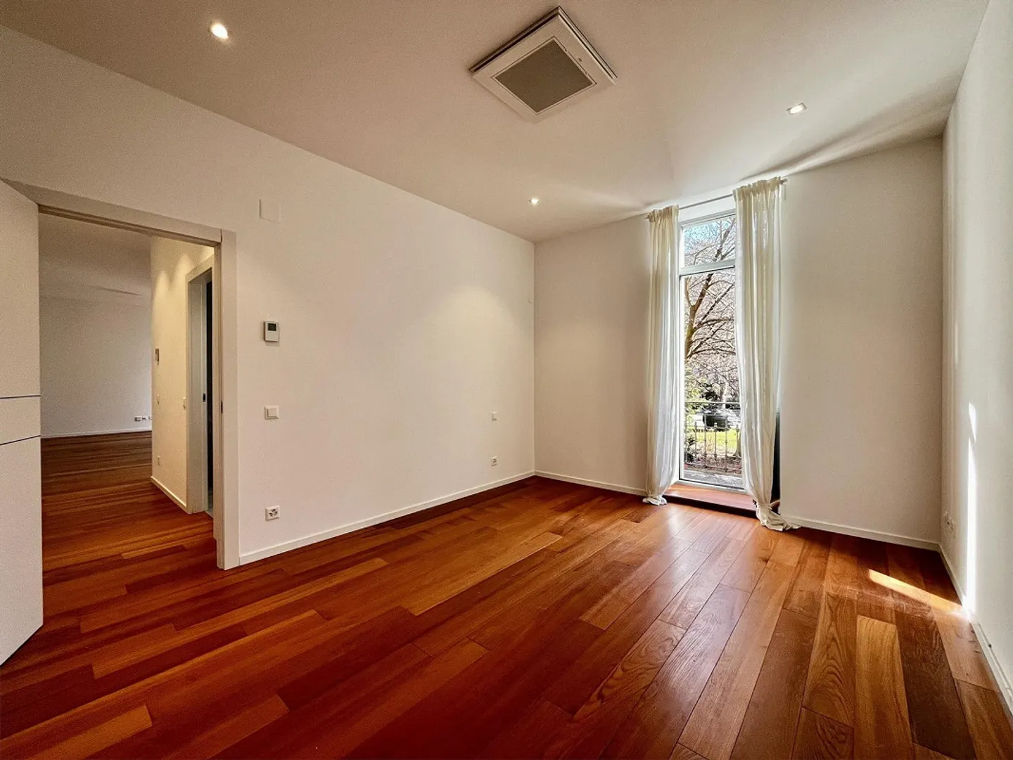 LUGANO - FOR SALE SPACIOUS AND EXCLUSIVE 2.5 ROOMS - Photo 9 of 11