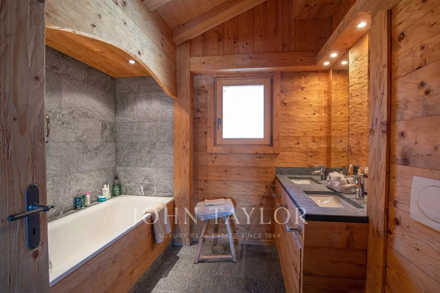 High-end penthouse for rent by the week - Photo 7 of 8