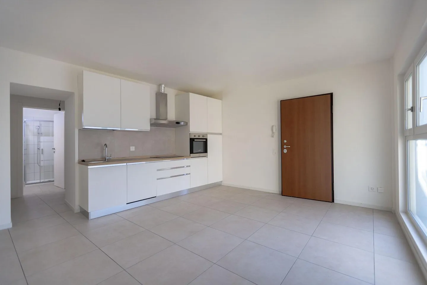 Appartement spacieux et lumineux d'une pièce au rez-de-chaussée à Capolago - Photo 1 sur 9