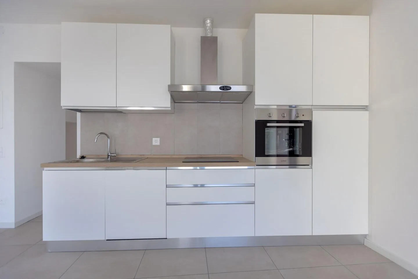 Appartement spacieux et lumineux d'une pièce au rez-de-chaussée à Capolago - Photo 3 sur 9