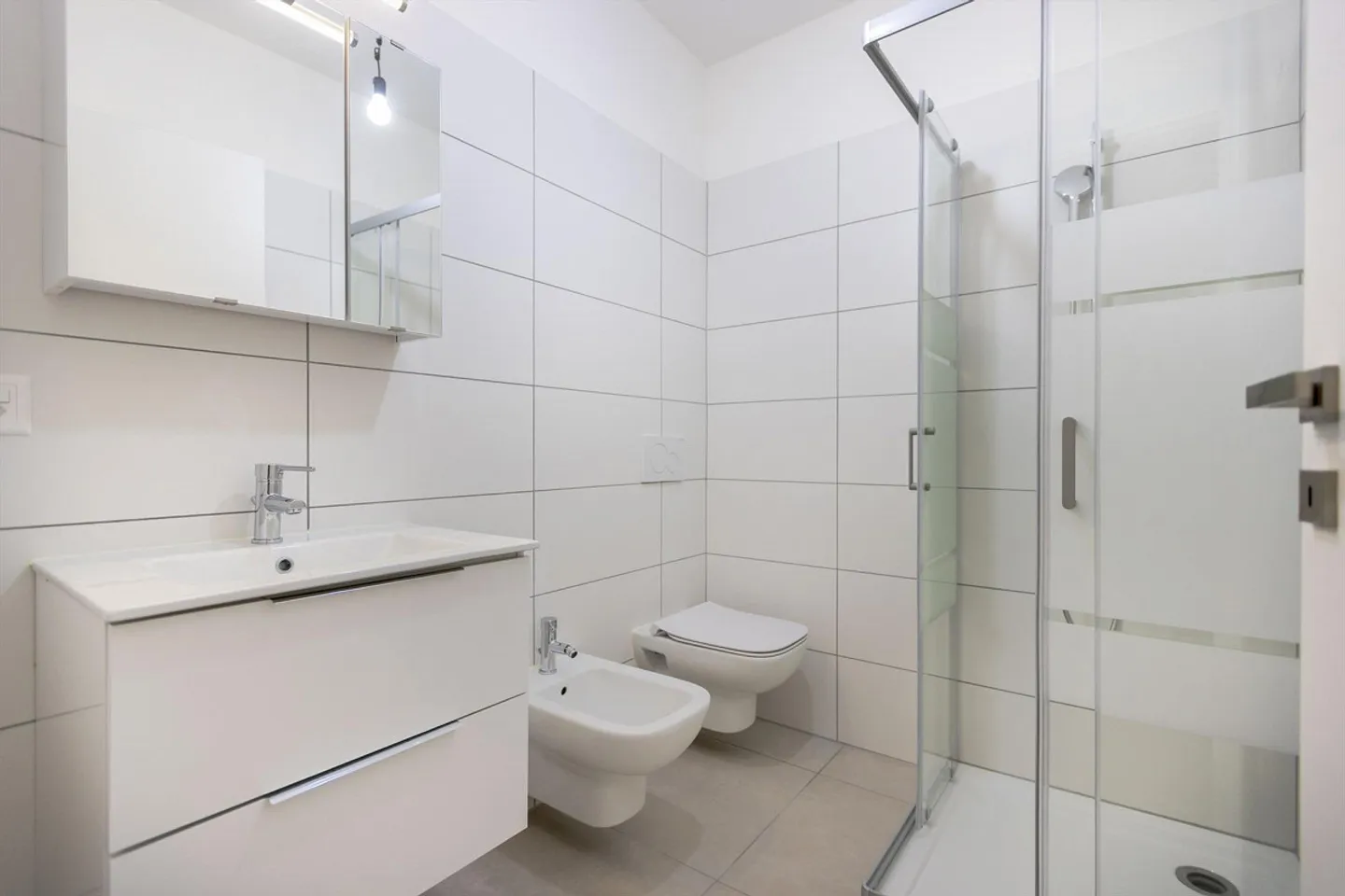 Appartement spacieux et lumineux d'une pièce au rez-de-chaussée à Capolago - Photo 5 sur 9