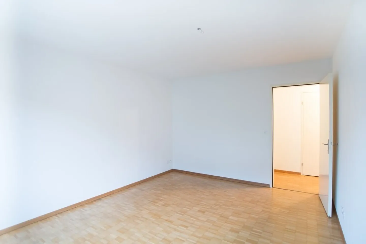 Close to the train station and Neustadt! - Photo 4 of 8