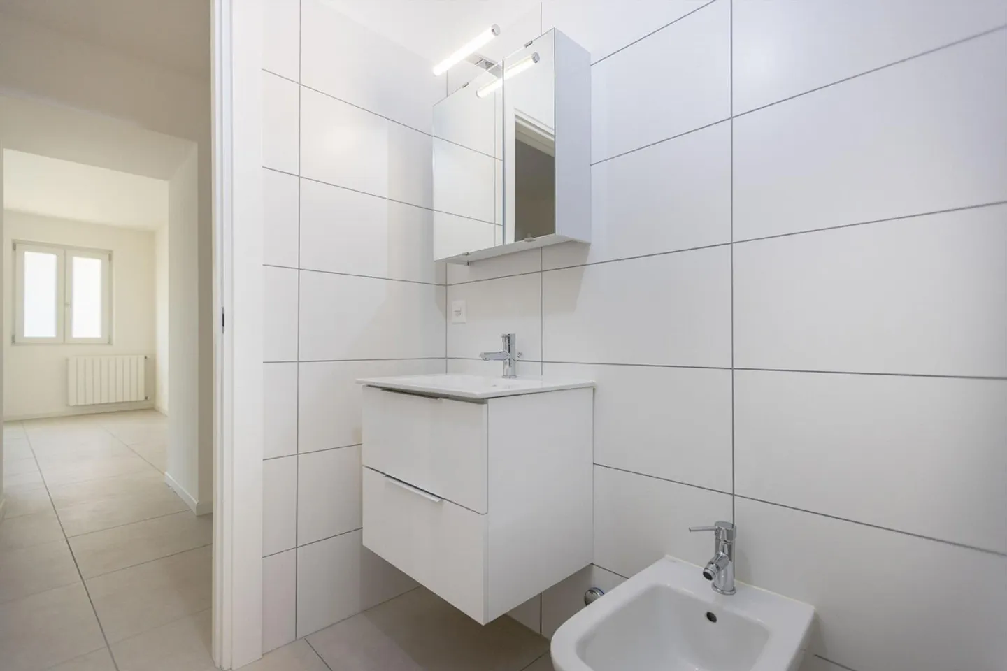 Appartement spacieux et lumineux d'une pièce au rez-de-chaussée à Capolago - Photo 6 sur 9