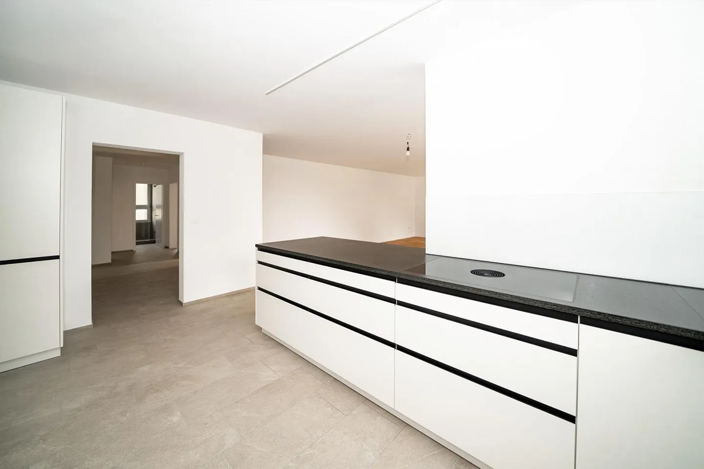 Ampio appartamento ristrutturato di 5,5 stanze - Foto 3 di 10