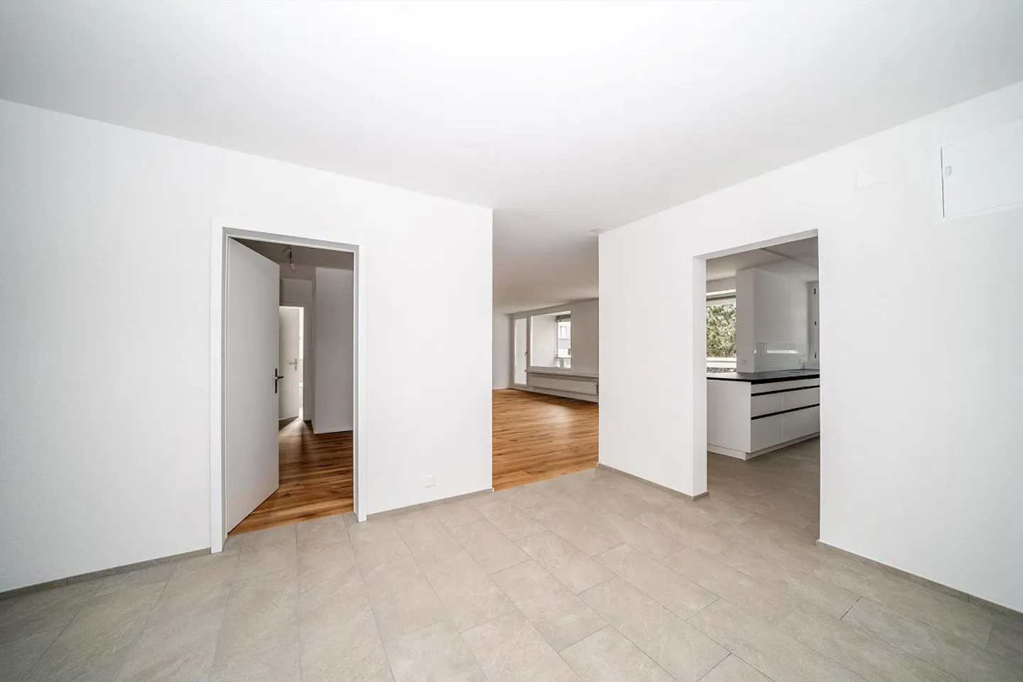 Ampio appartamento ristrutturato di 5,5 stanze - Foto 4 di 10