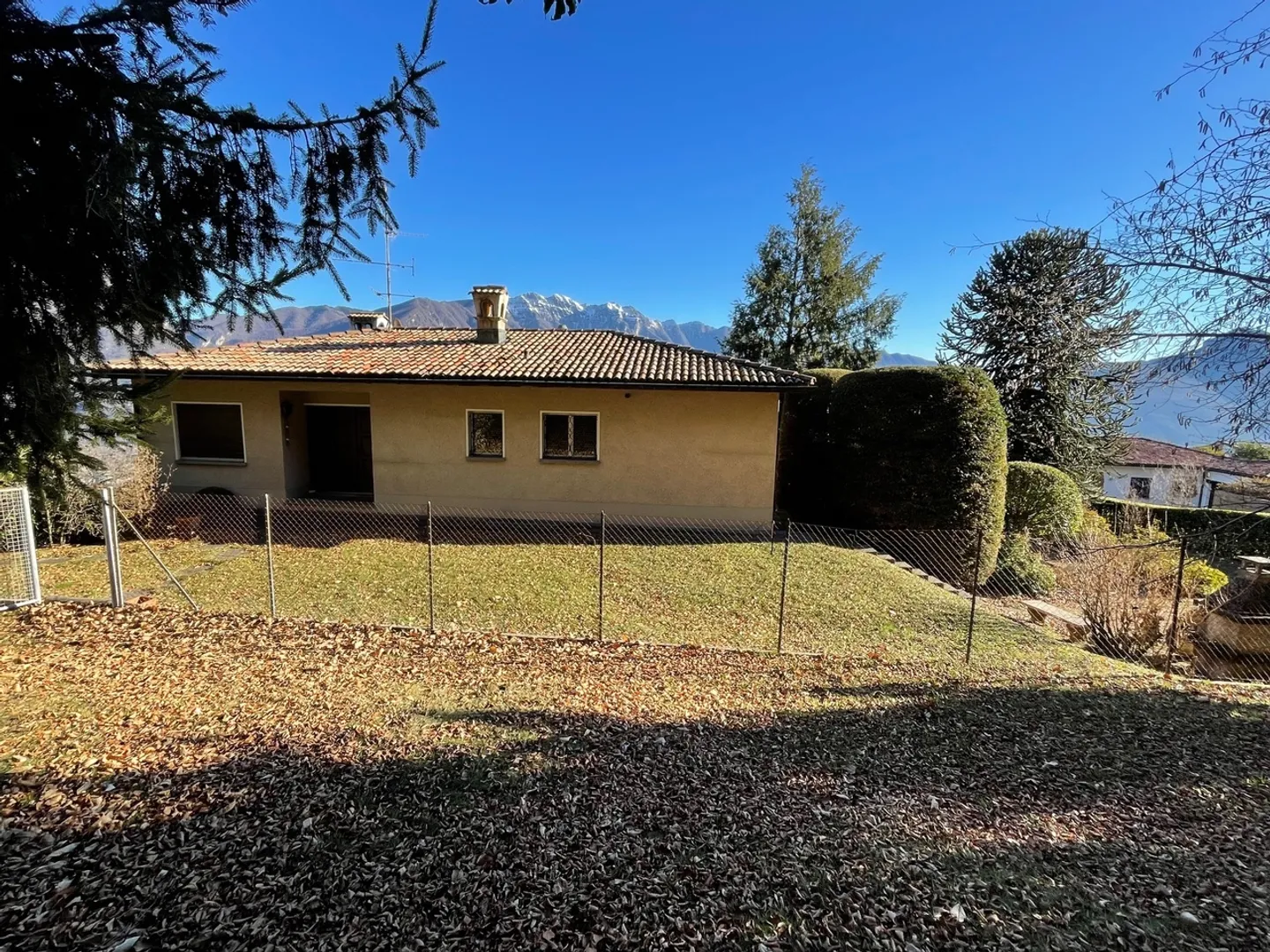 VILLA BIFAMILIARE IN POSIZIONE DOMINANTE CON MAGNIFICA VISTA - Foto 1 di 10