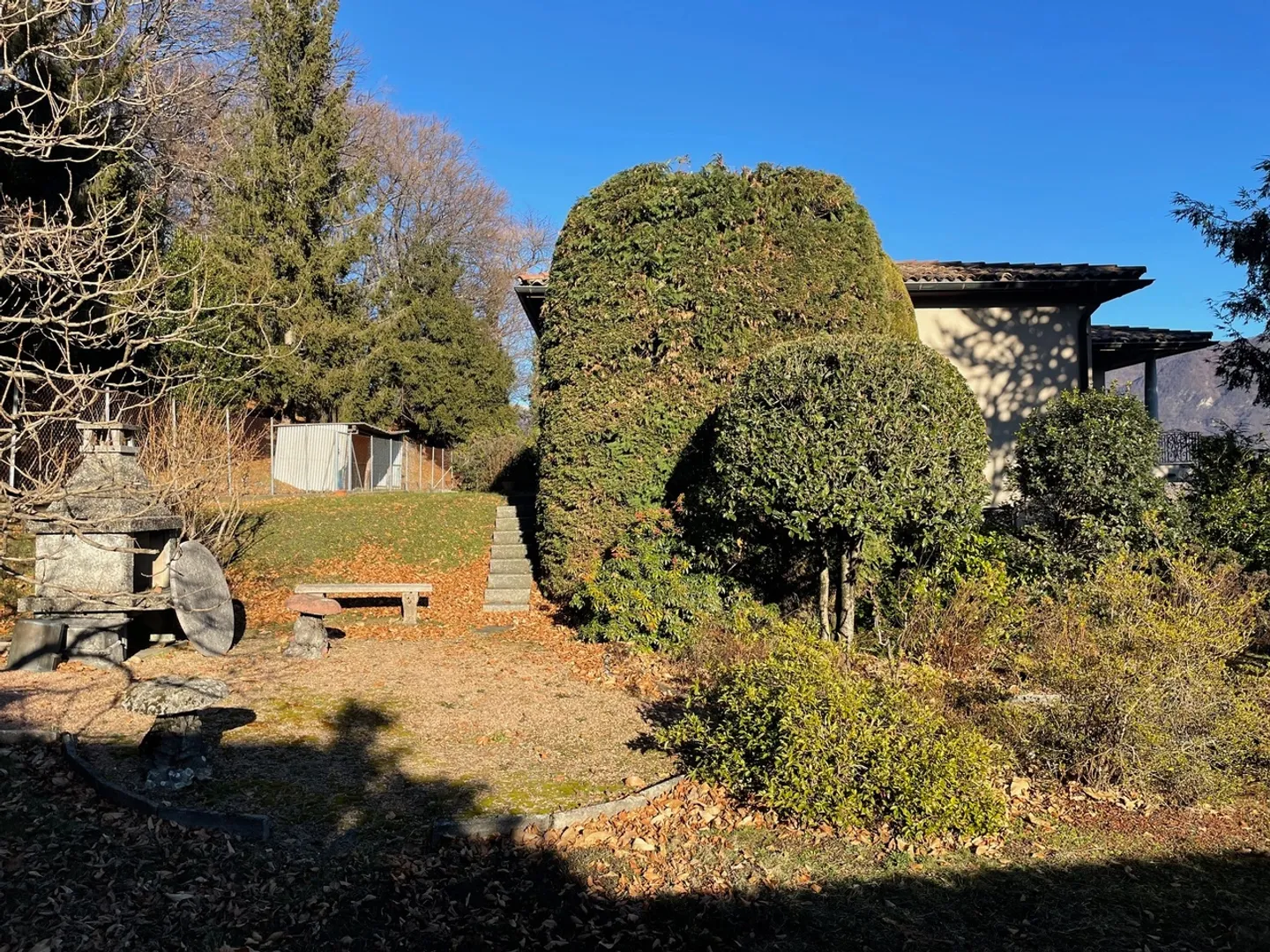 VILLA BIFAMILIARE IN POSIZIONE DOMINANTE CON MAGNIFICA VISTA - Foto 3 di 10