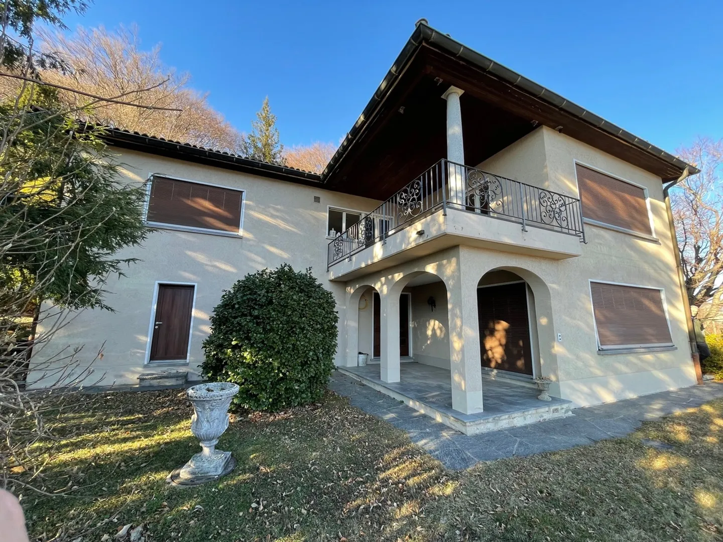 VILLA BIFAMILIARE IN POSIZIONE DOMINANTE CON MAGNIFICA VISTA - Foto 2 di 10