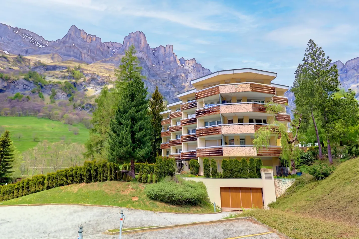 SPAZIOSO APPARTAMENTO 4.5 CON VISTA PANORAMICA SULLE MONTAGNE - Foto 12 di 13