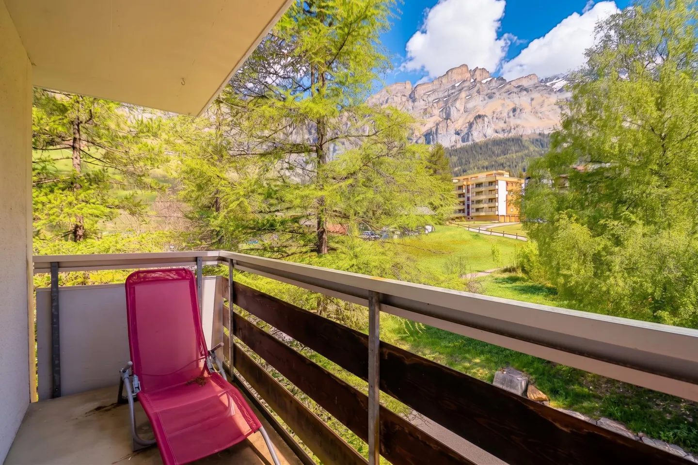 SPAZIOSO APPARTAMENTO 4.5 CON VISTA PANORAMICA SULLE MONTAGNE - Foto 4 di 13