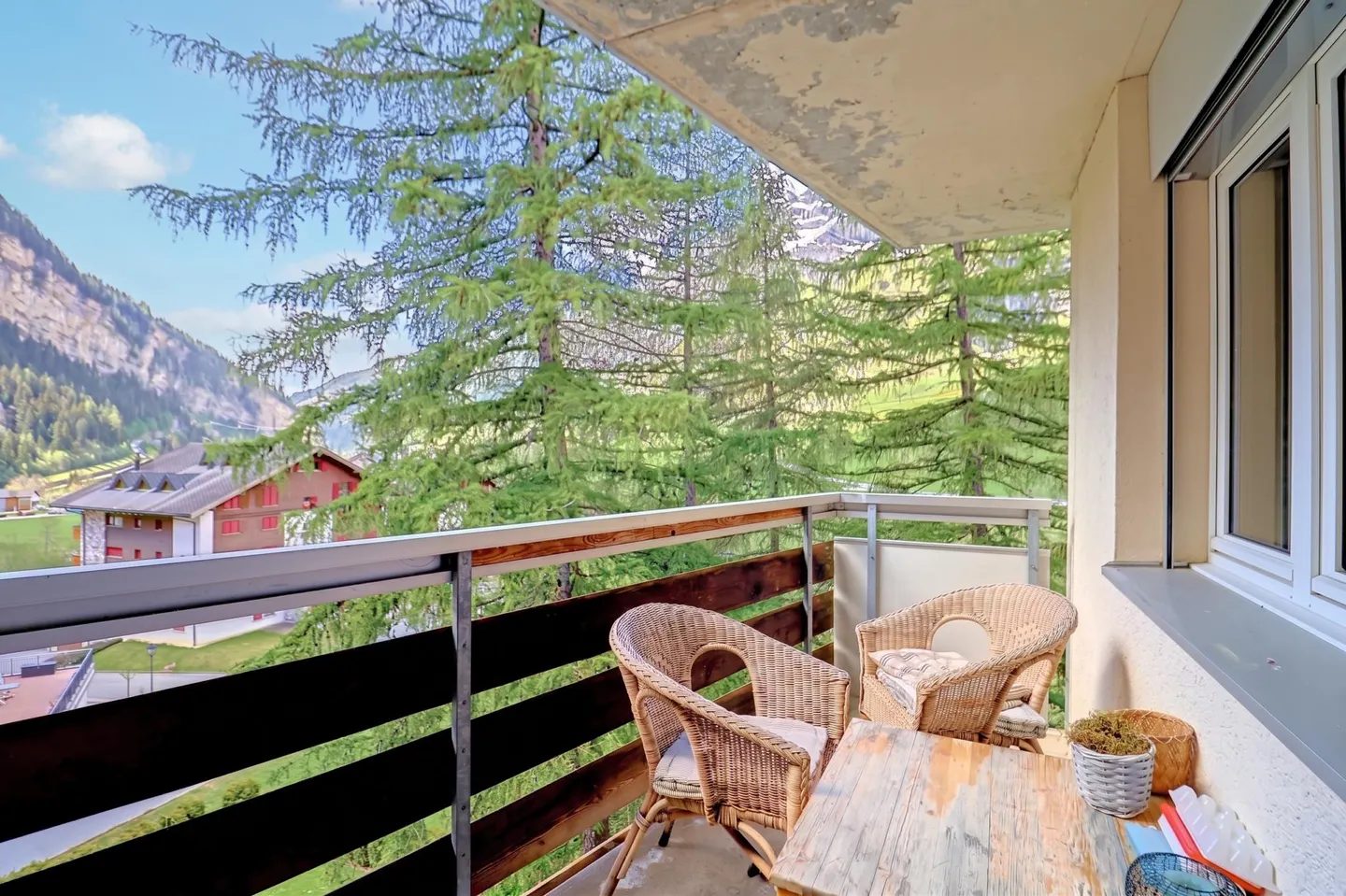 SPAZIOSO APPARTAMENTO 4.5 CON VISTA PANORAMICA SULLE MONTAGNE - Foto 9 di 13