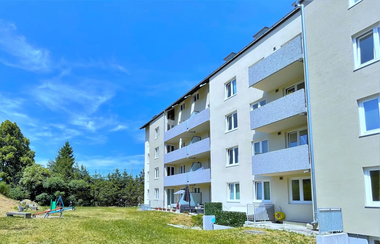 Geräumige 2,5-Zimmer-Wohnung in ruhiger Lage mit Balkon, Parkplatz und guter Erreichbarkeit - Foto 1 von 14