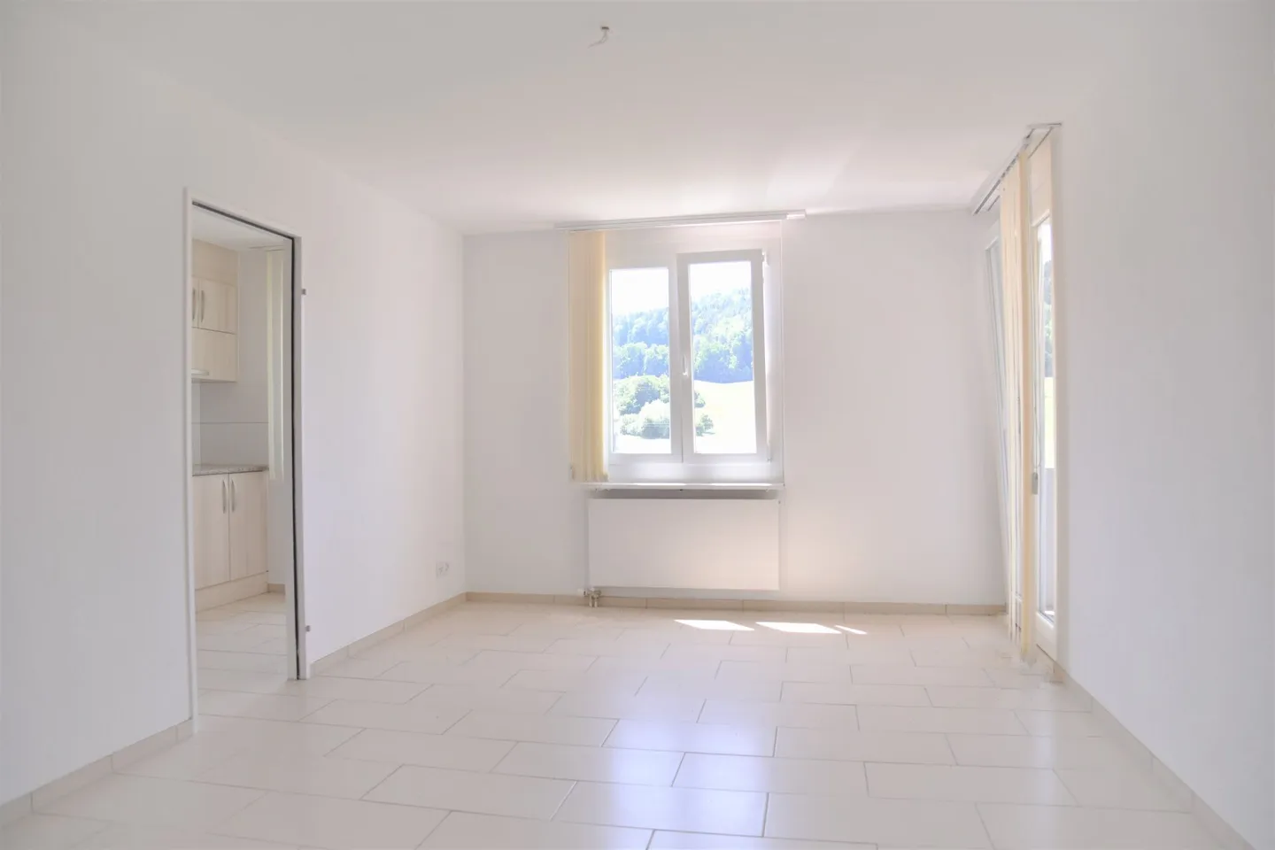 Geräumige 2,5-Zimmer-Wohnung in ruhiger Lage mit Balkon, Parkplatz und guter Erreichbarkeit - Foto 11 von 14