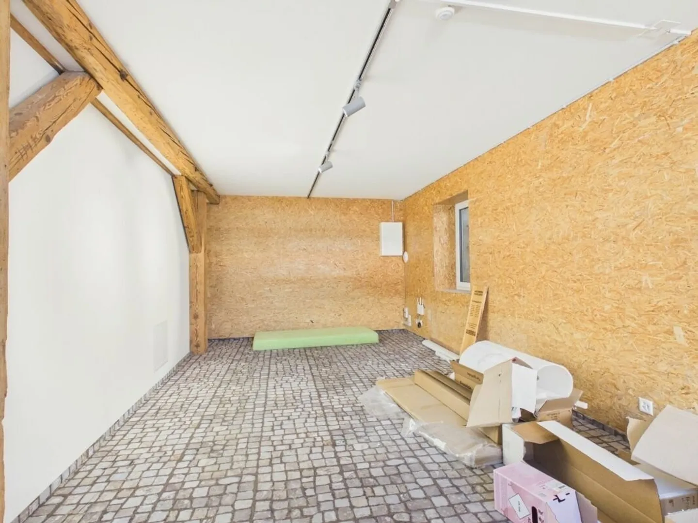 Charming Retail Space with Historic Flair in Uitikon Waldegg - Photo 12 of 15
