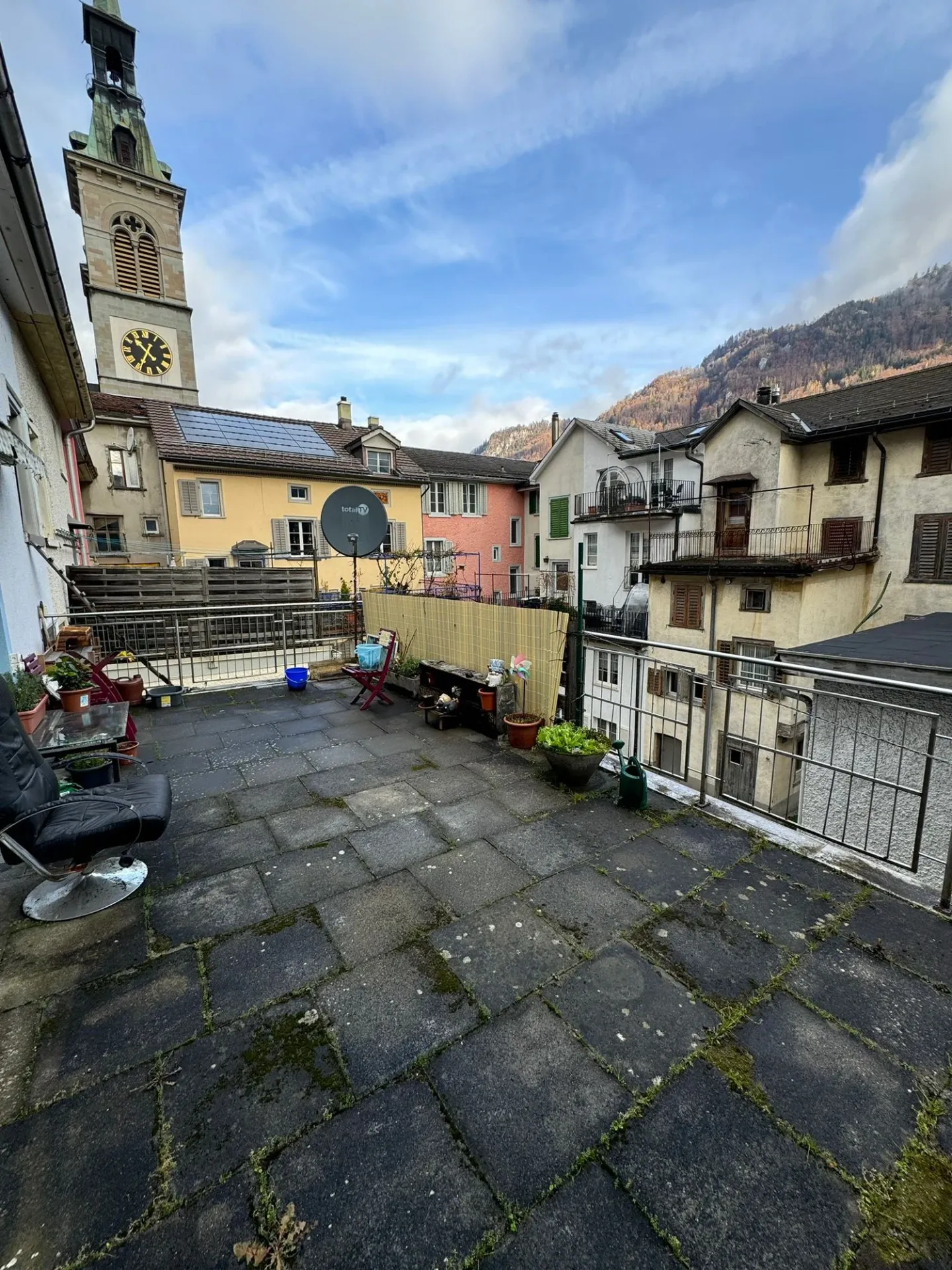 Charmante Dachwohnung auf zwei Etagen – zentral in Glarus - Photo 2 of 2