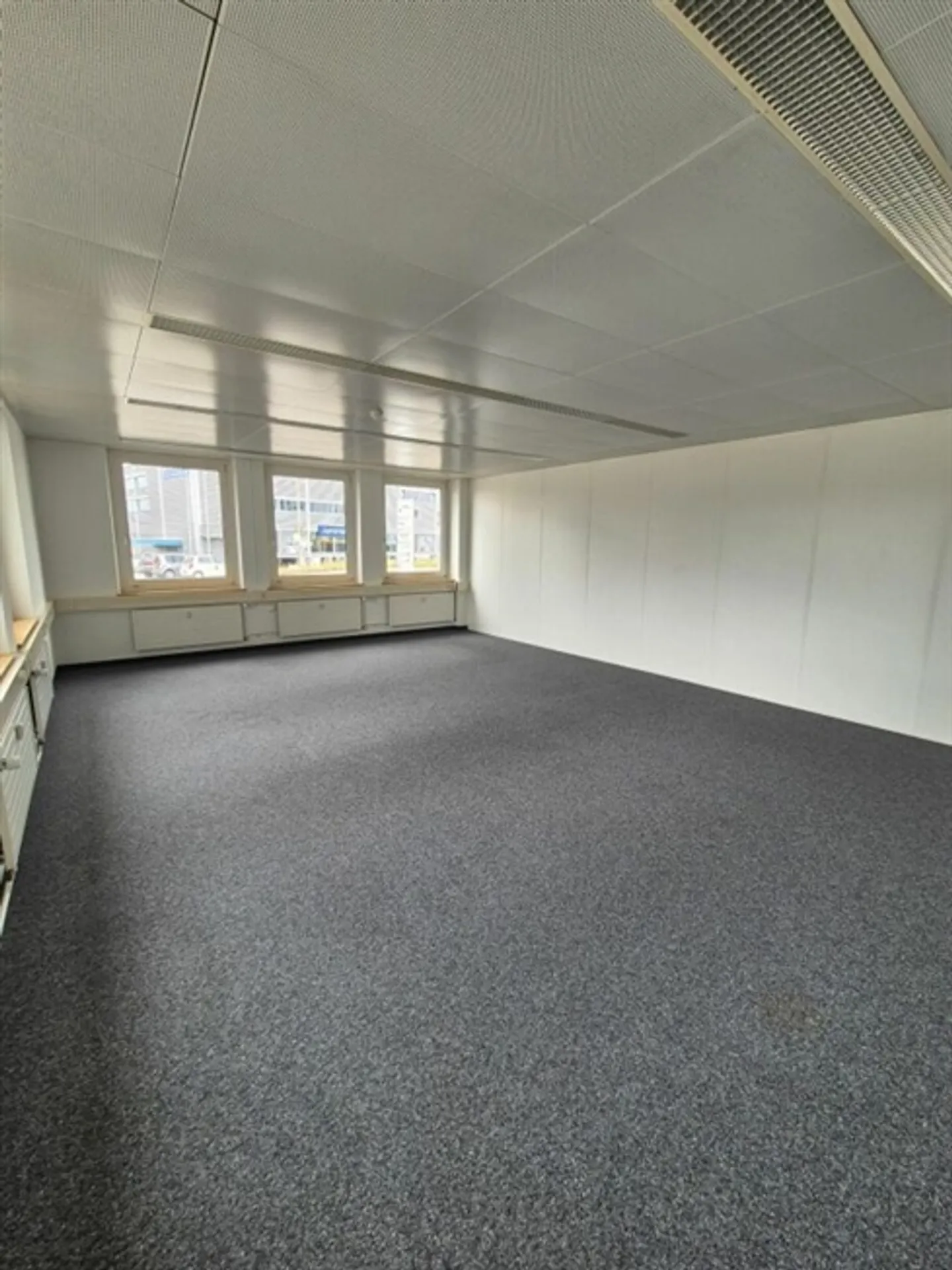 Ufficio spazioso nell'area Buss di Pratteln - 56 m² al piano terra dell'edificio amministrativo Ovest - Foto 1 di 6