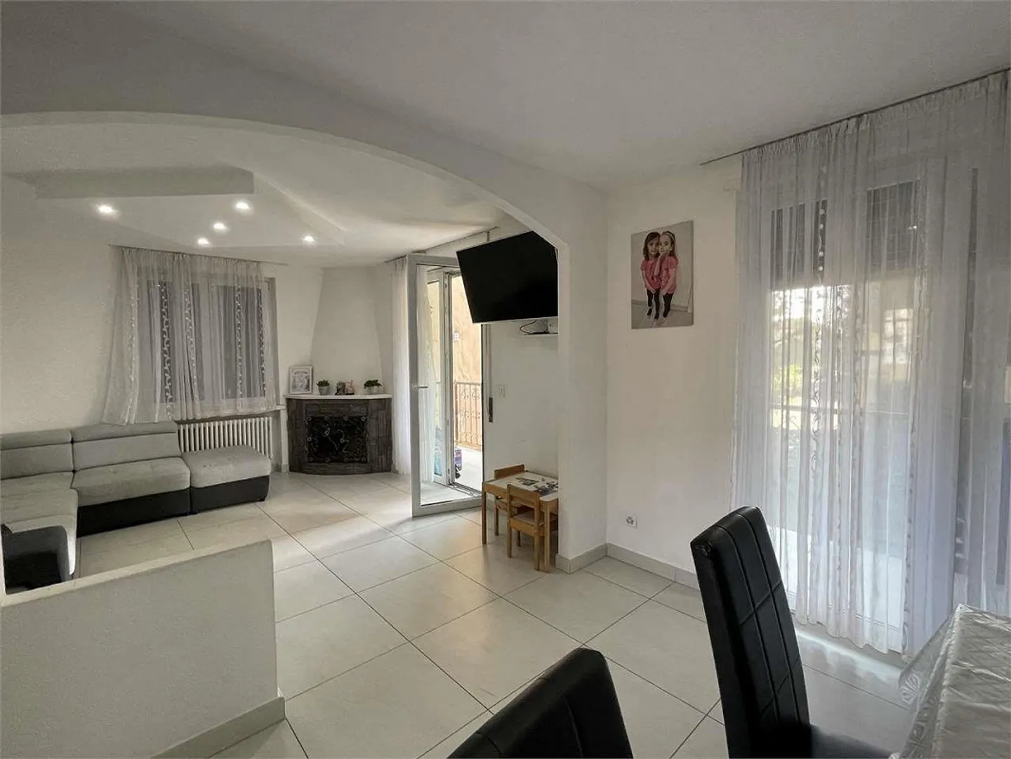 Villa Bifamiliare Ristrutturata - Ideale per Famiglie o Investimento - Foto 3 di 10