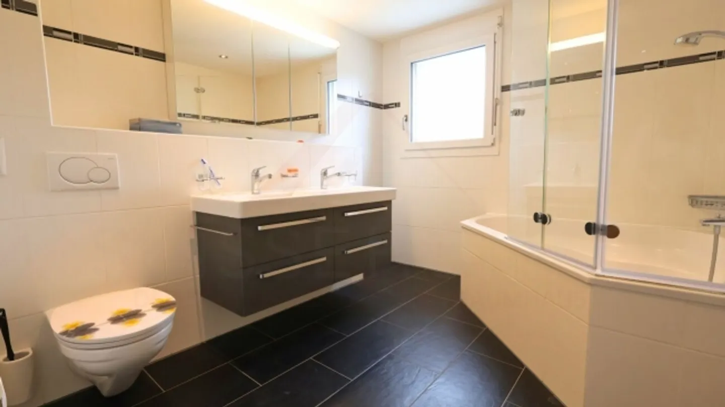 Living with Charm - modern 4.5-room maisonette in Walkringen with balcony and fireplace - Photo 17 of 19