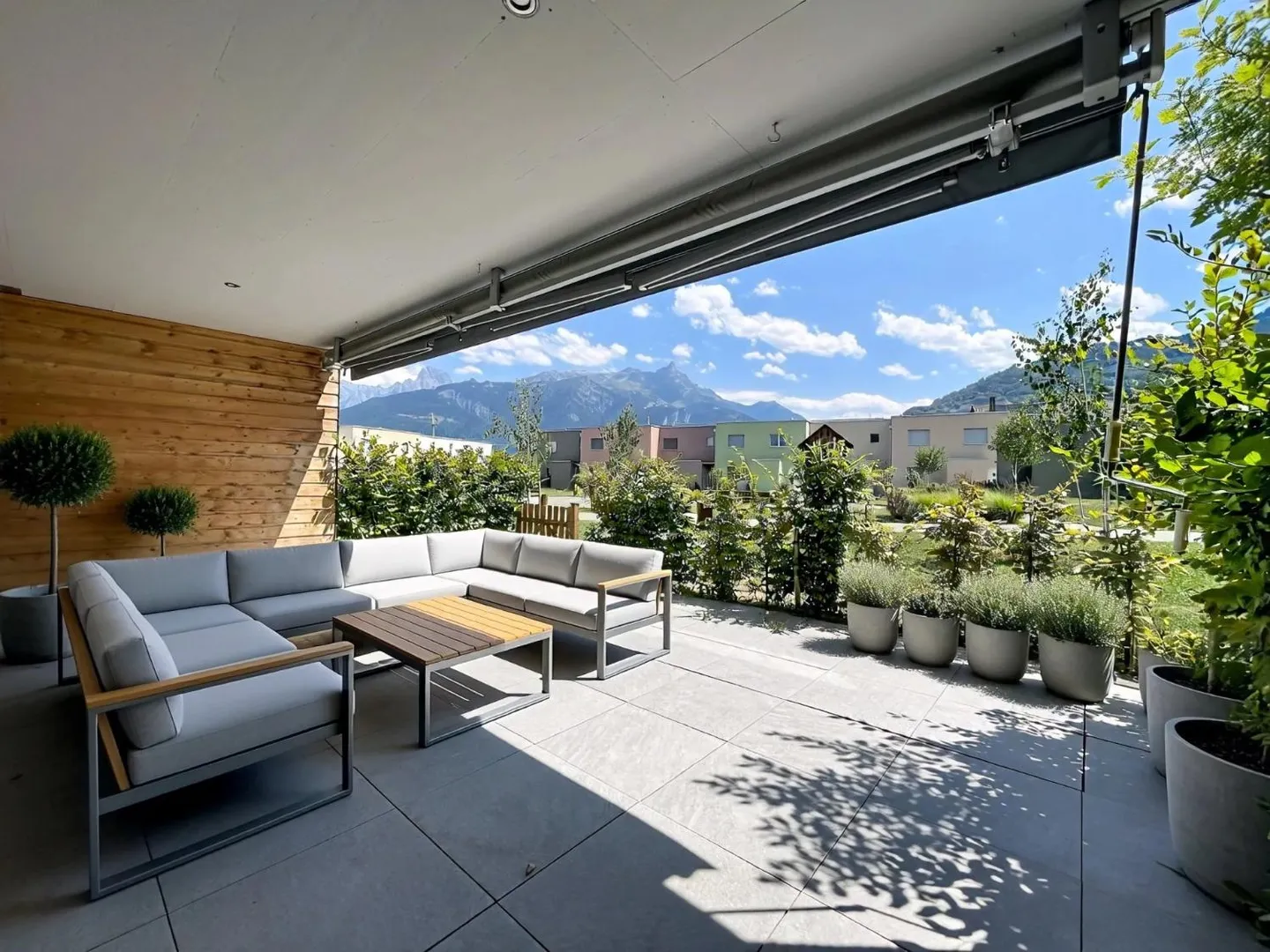 Villa moderna con giardino e terrazze - Foto 1 di 13