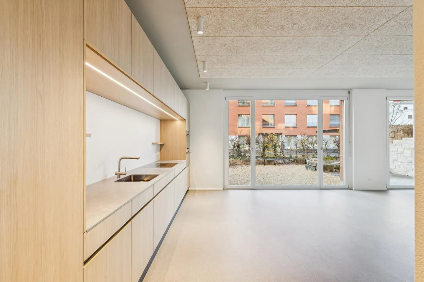 Beautiful first occupancy apartment with studio - Photo 5 of 12