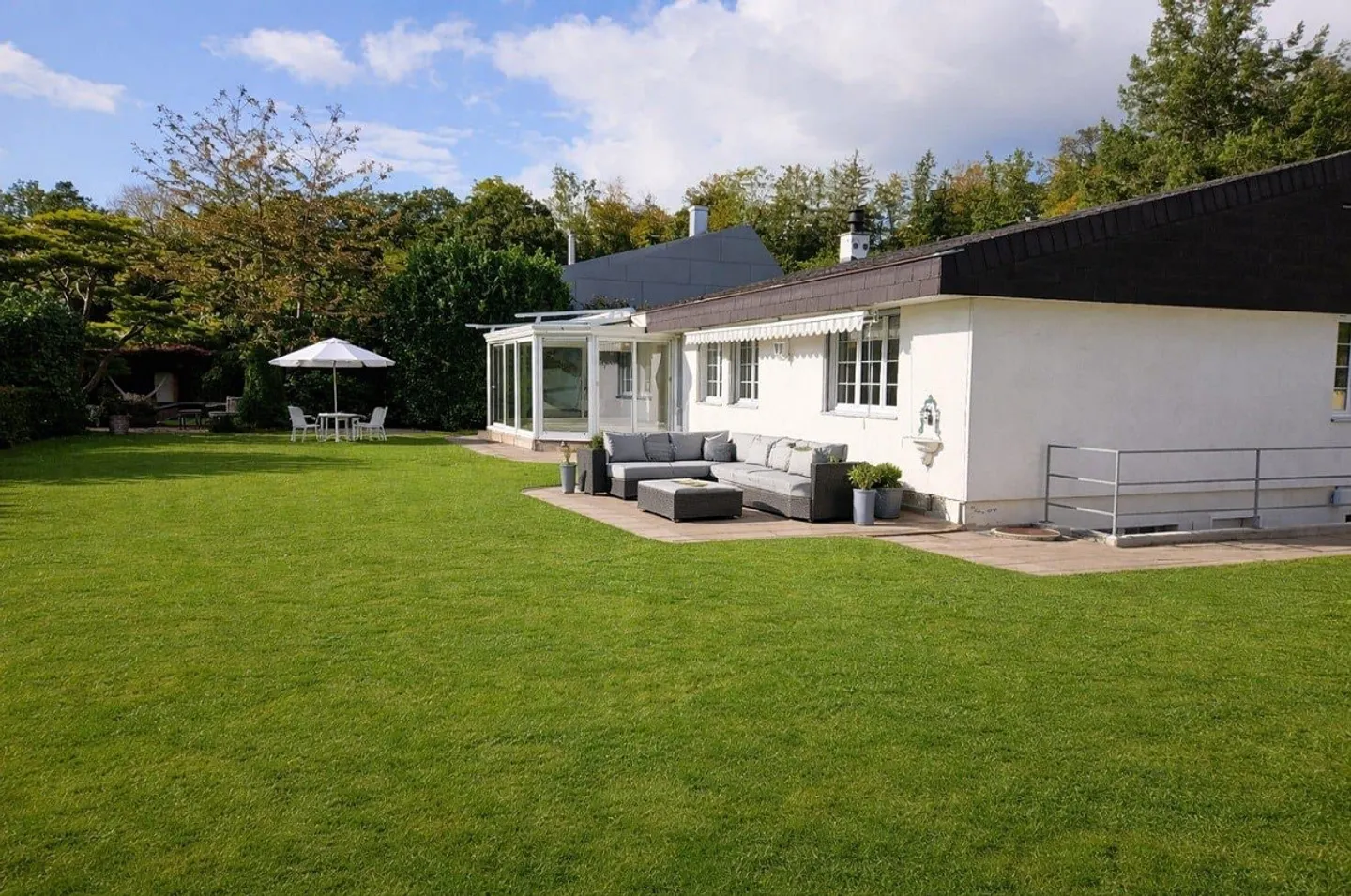 6.5-Room House with Large Garden - Photo 1 of 13