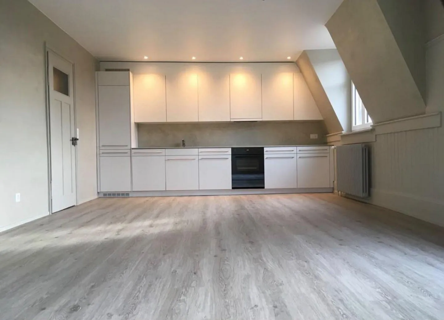 Appartement de toit exceptionnel de 2,5 pièces à louer dans le quartier de Breite. - Photo 2 sur 8