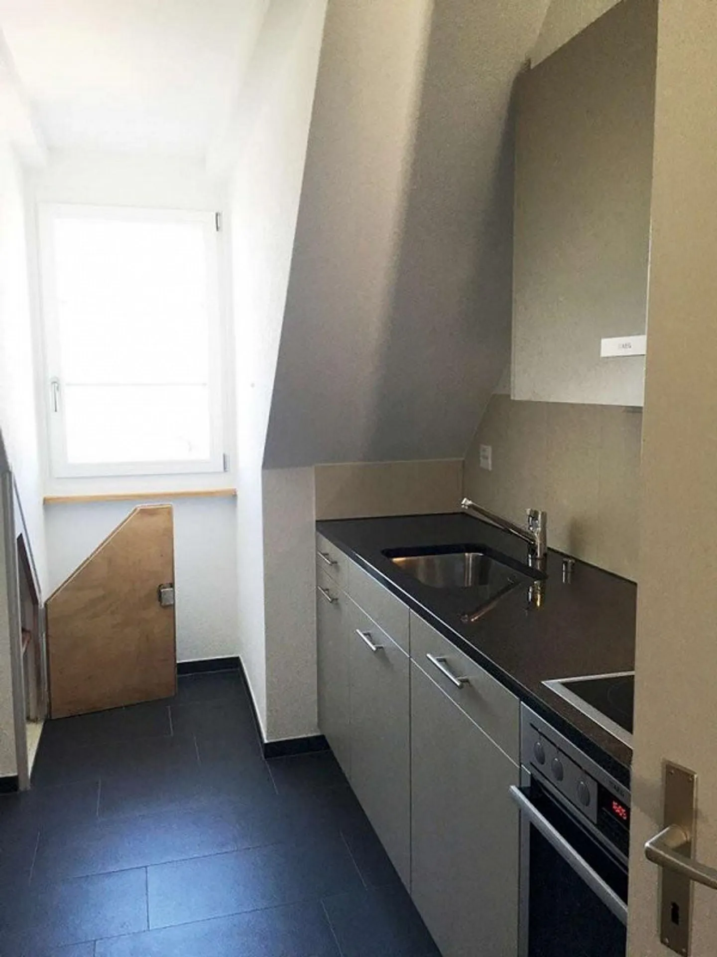Appartement sous les toits moderne près de la ville - Photo 3 sur 7