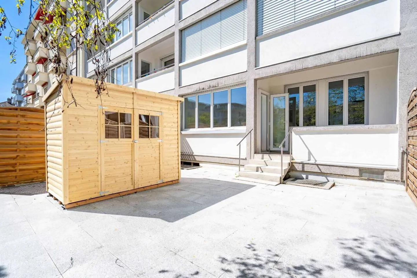 Studio rénové avec terrasse - Photo 2 sur 8