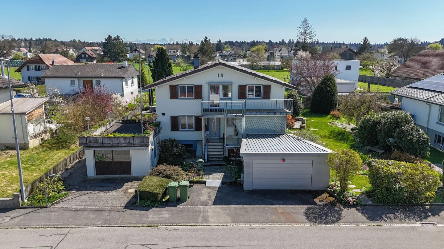 Vivere generosamente, progettare individualmente - Casa con 3 garage e idillio da giardino - Foto 1 di 34