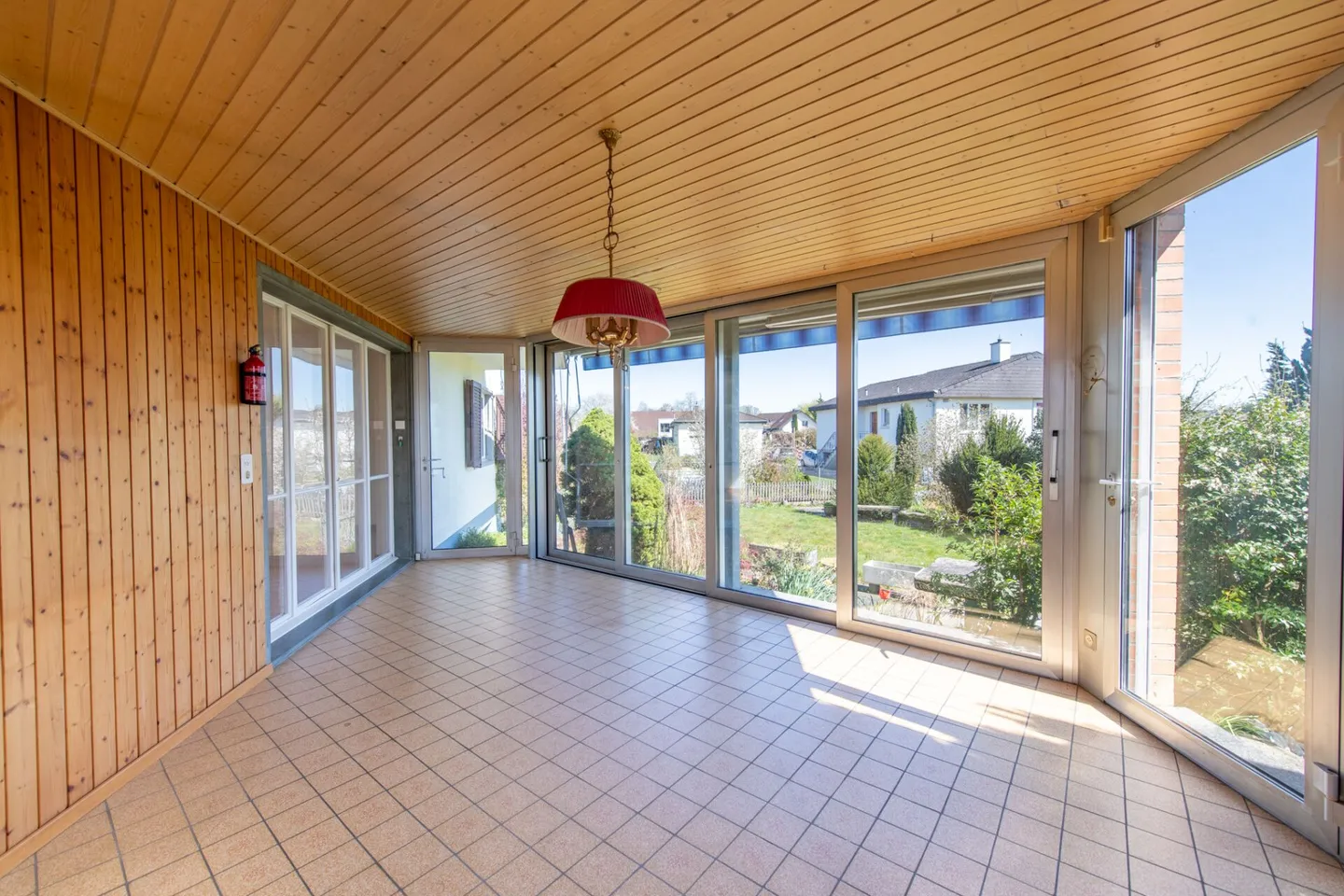 Vivere generosamente, progettare individualmente - Casa con 3 garage e idillio da giardino - Foto 16 di 34