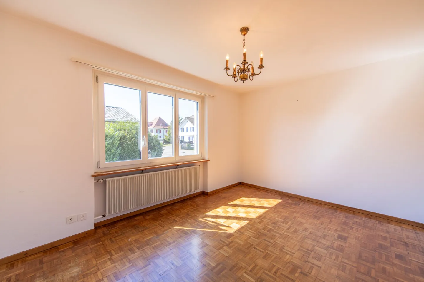 Vivere generosamente, progettare individualmente - Casa con 3 garage e idillio da giardino - Foto 6 di 34