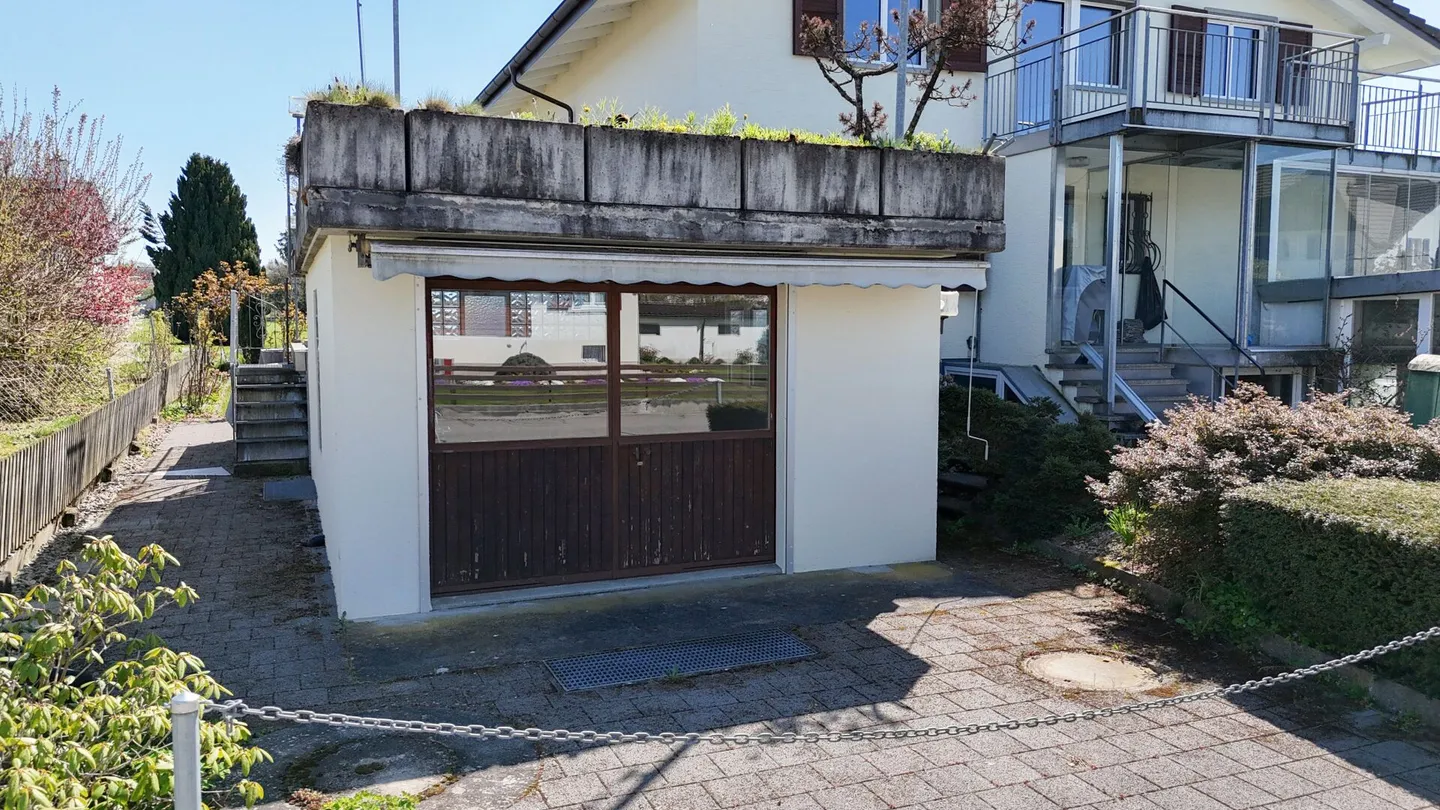 Vivere generosamente, progettare individualmente - Casa con 3 garage e idillio da giardino - Foto 29 di 34