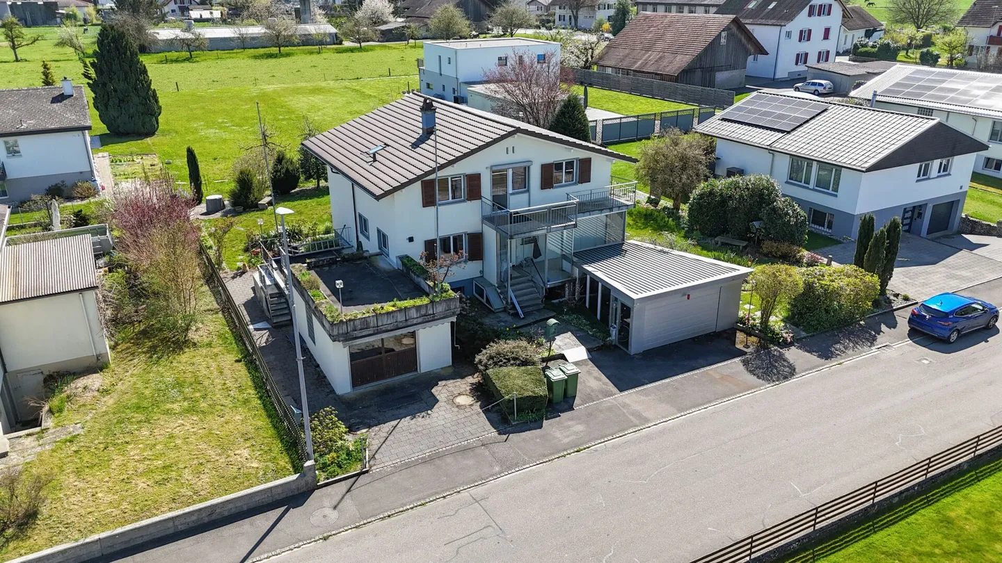 Vivere generosamente, progettare individualmente - Casa con 3 garage e idillio da giardino - Foto 31 di 34