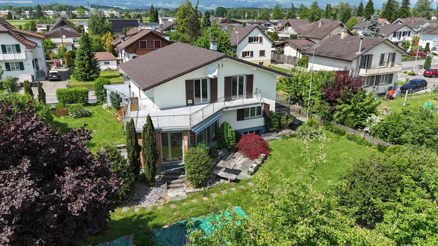 Vivere generosamente, progettare individualmente - Casa con 3 garage e idillio da giardino - Foto 33 di 34