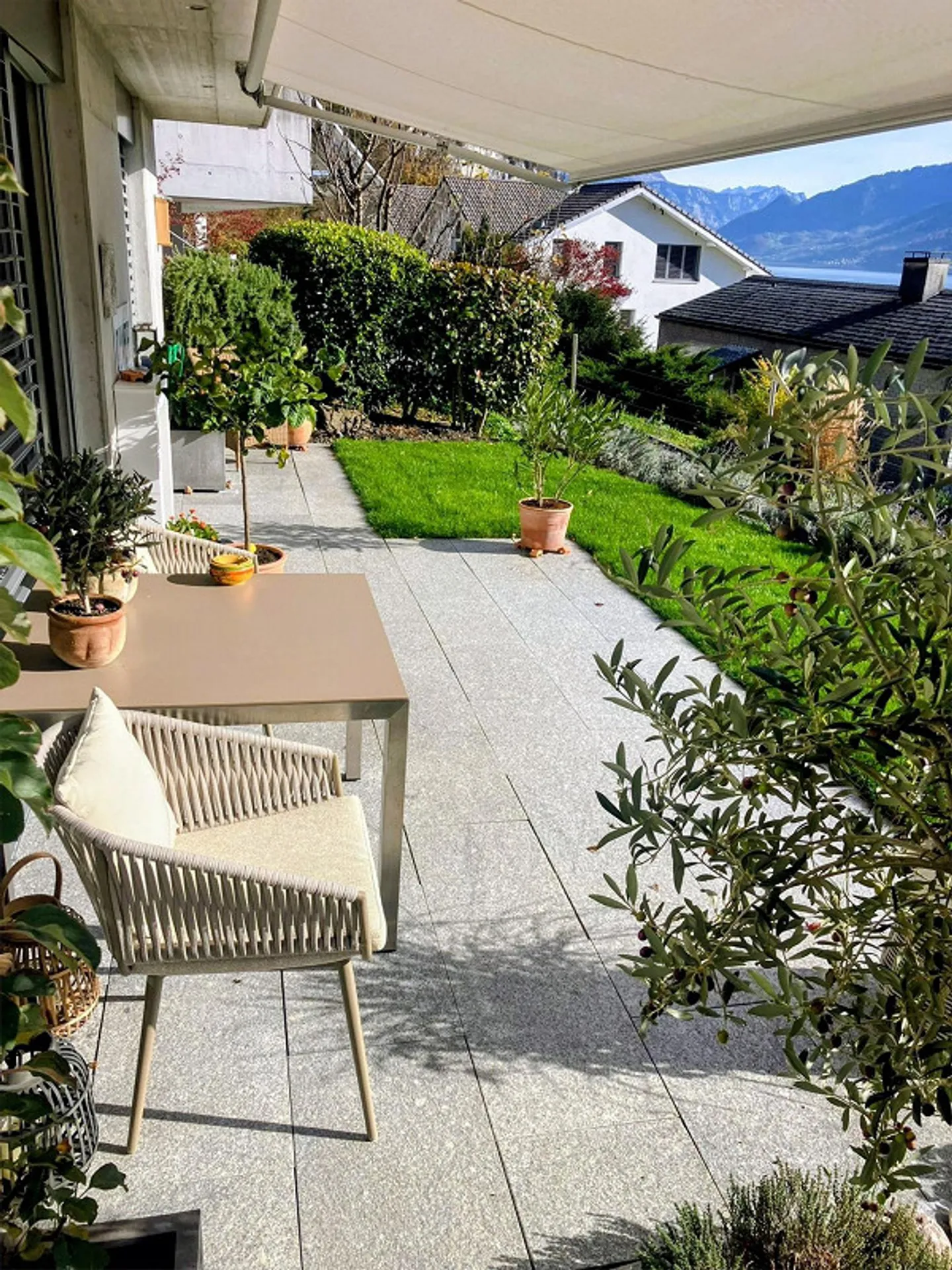 Beautiful 2.5-room apartment with lake view – 50 m², terrace & garden - Photo 2 of 12