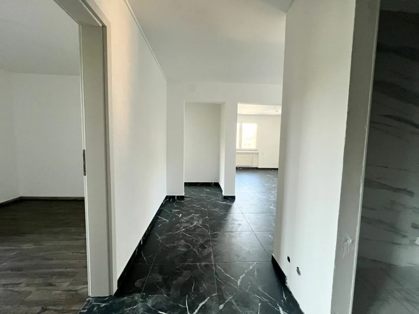 Appartement de 4.5 pièces entièrement rénové - Photo 4 sur 8