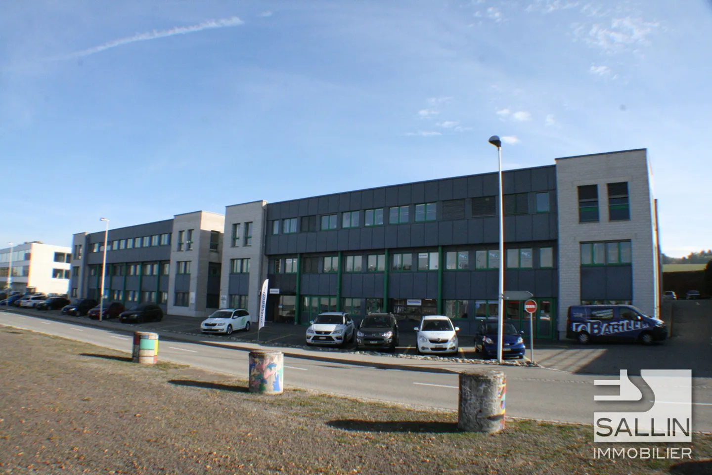 Verwaltungsfläche von ca. 270 m² mit 3 Außenparkplätzen und 2 Innenplätzen. - Foto 1 von 7