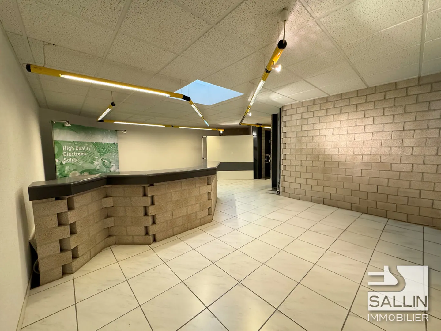 Verwaltungsfläche von ca. 270 m² mit 3 Außenparkplätzen und 2 Innenplätzen. - Foto 2 von 7