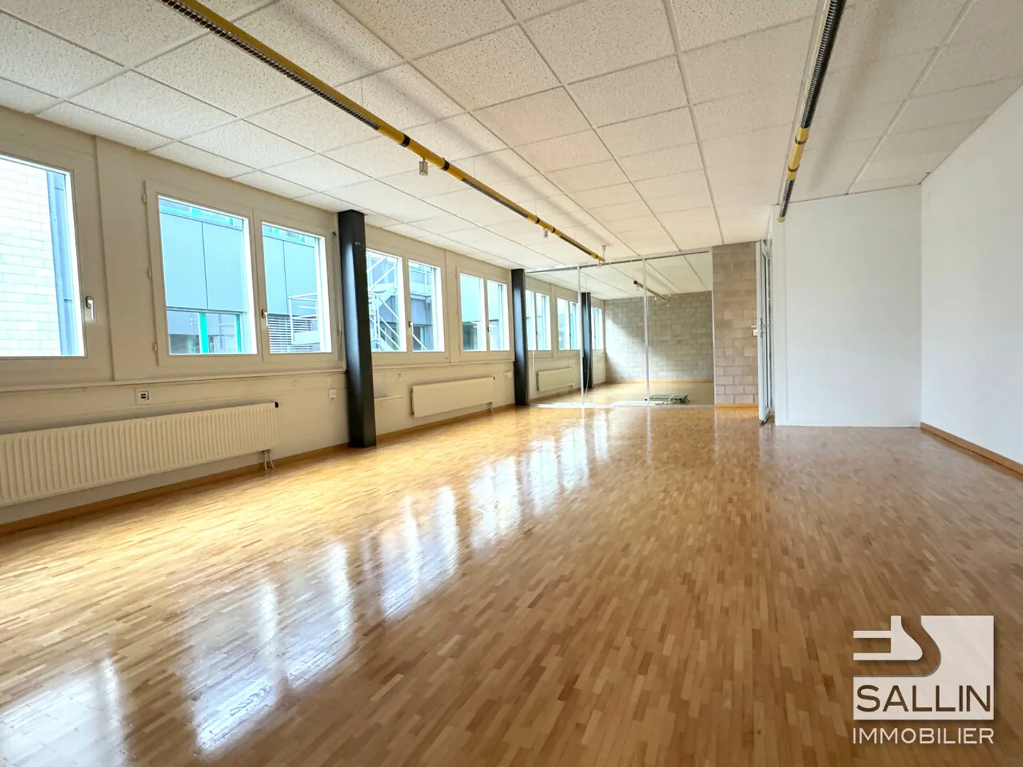 Verwaltungsfläche von ca. 270 m² mit 3 Außenparkplätzen und 2 Innenplätzen. - Foto 3 von 7