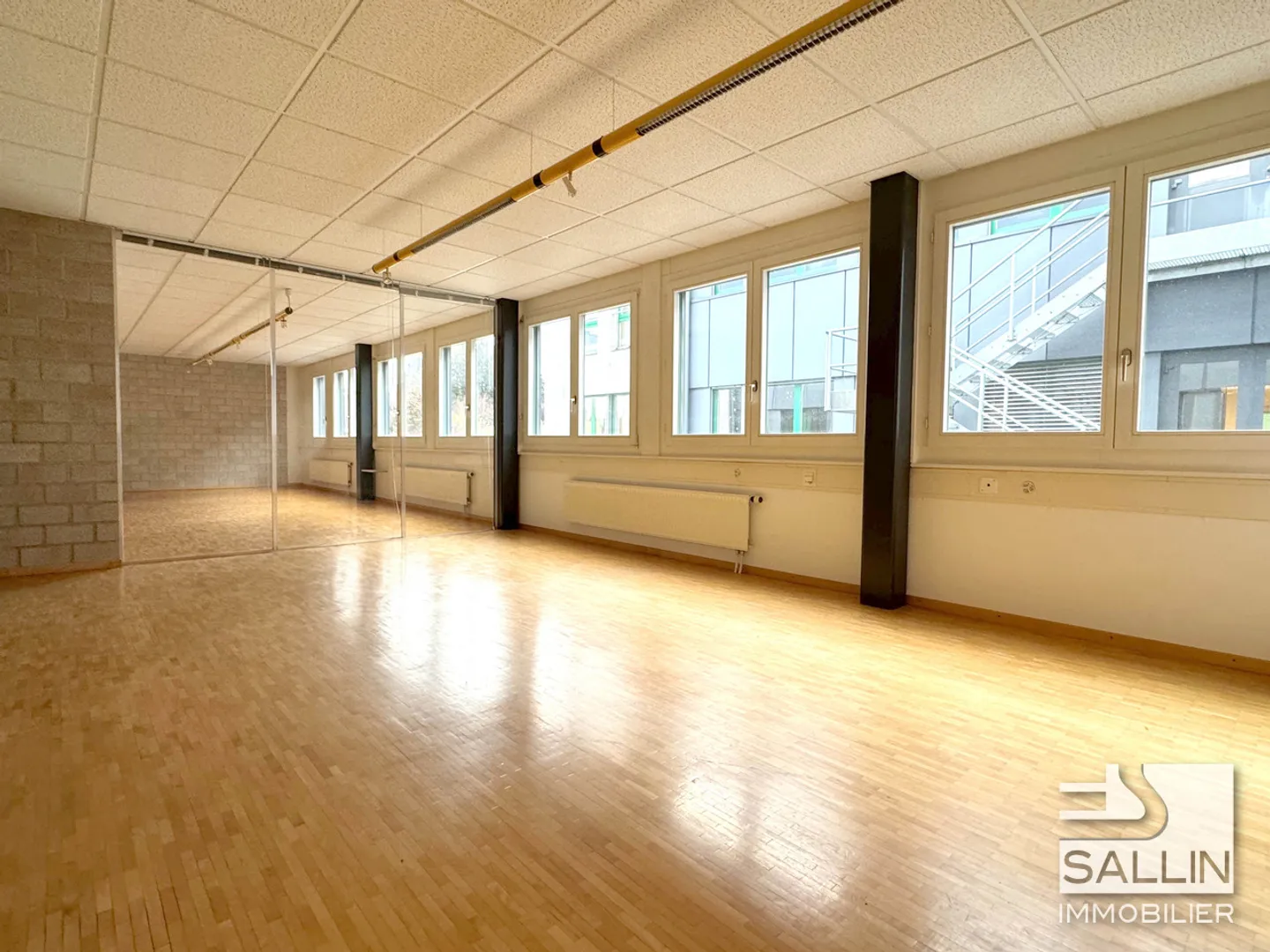 Verwaltungsfläche von ca. 270 m² mit 3 Außenparkplätzen und 2 Innenplätzen. - Foto 4 von 7